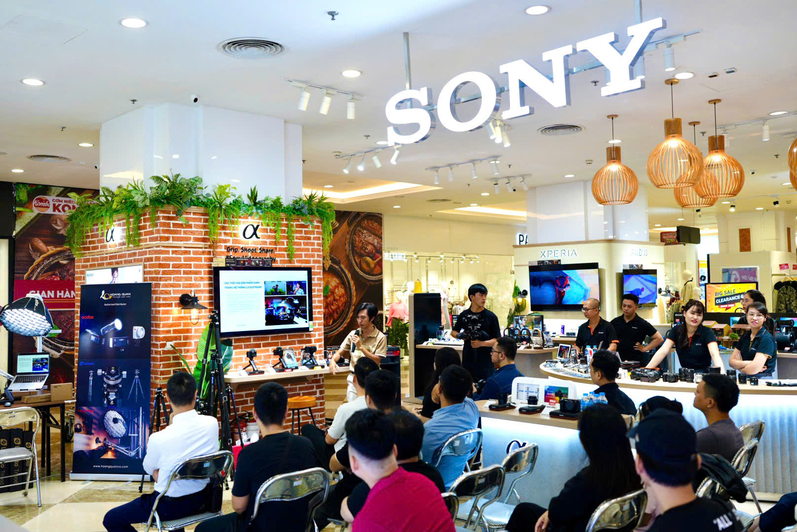 TƯỜNG THUẬT SỰ KIỆN SONY WORKSHOP TẠI SONY CENTER VINCOM ROYAL CITY: HƯỚNG DẪN SETUP GÓC LIVESTREAM CÁ NHÂN – NGÀY 17/11/2024