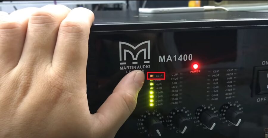 Cục đẩy báo đèn protect thường xuyên ảnh hưởng đến âm thanh 