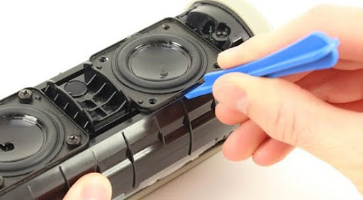 Loa bluetooth bị rè nguyên nhân do đâu? Cách khắc phục hiệu quả 5 1 trong những cách sửa loa bluetooth bị rè chính là kiểm tra xem màng loa, dây kết nối và các linh kiện bên trong