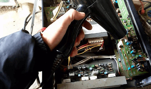 Cách vệ sinh amply đúng cách đơn giản ngay tại nhà 2 Vệ sinh amply sạch sẽ và đúng cách sẽ giúp tuổi thọ của nó được lâu hơn
