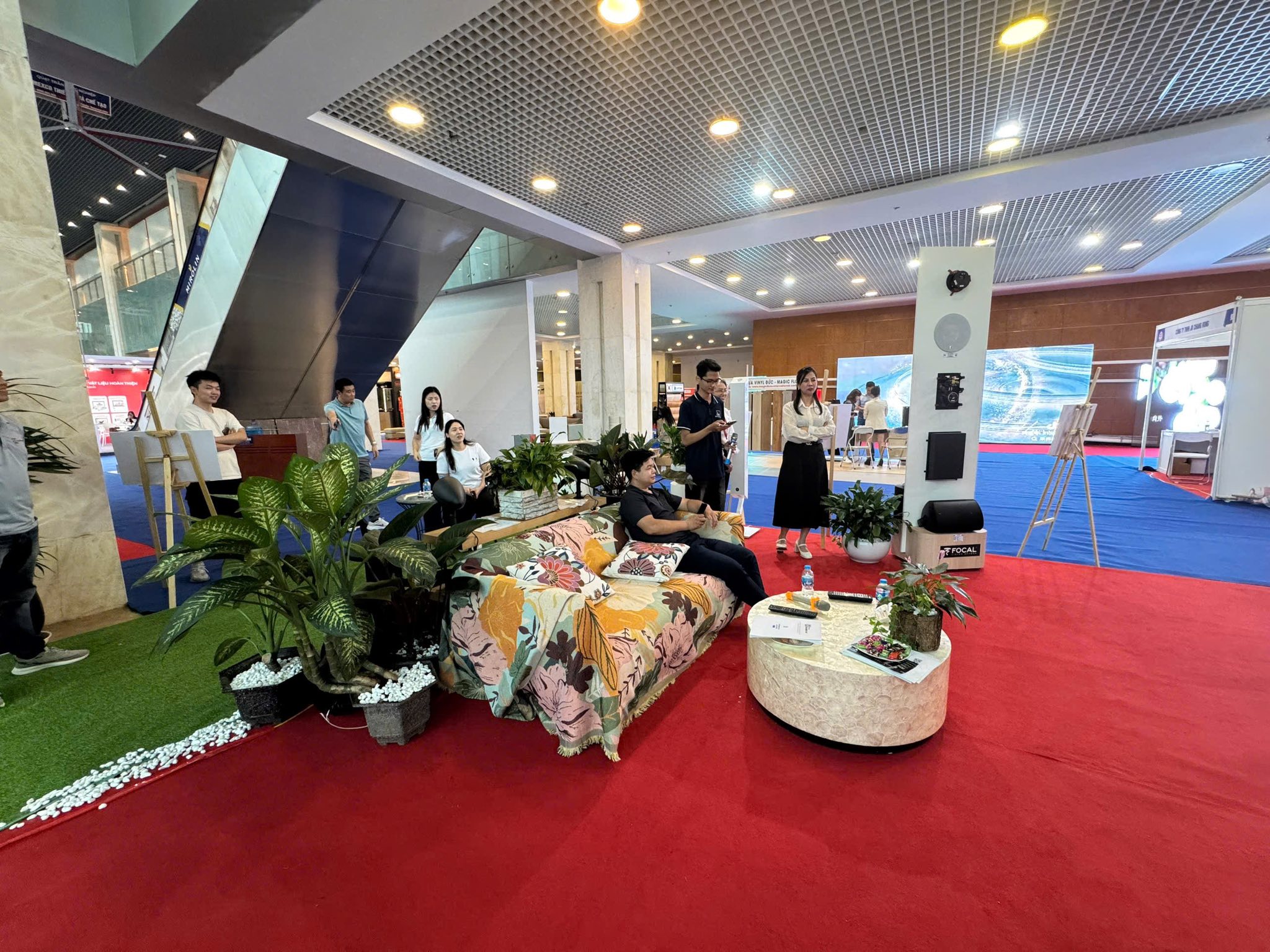 |VIETBUILD 2025| Vietbuild 2025 – Ngày 2: Gian hàng Audio Hoàng Hải tiếp tục “hút khách” 2 d2 1